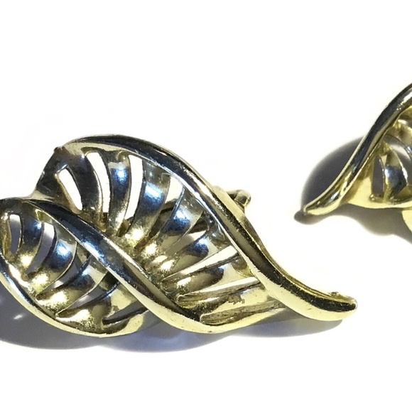 Vintage Signed Coro Modernist Gold Tone Leaf Clip Earrings - Picture 1 of 4